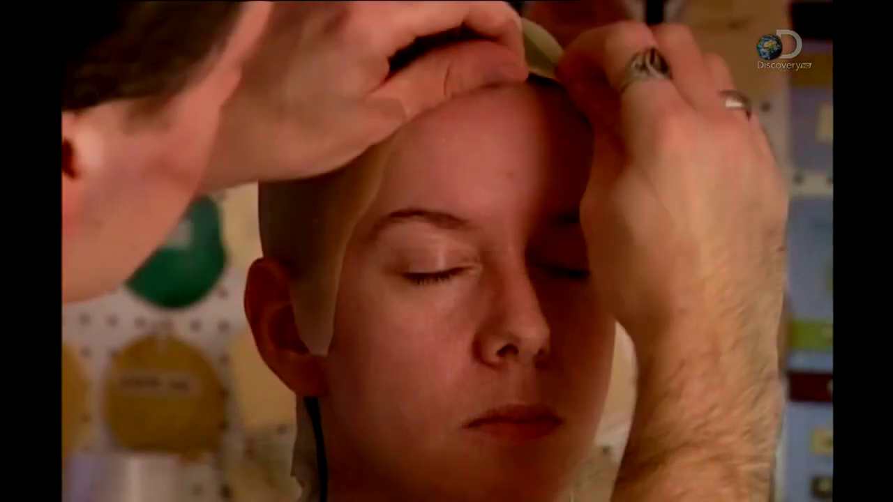 Protéger les cheveux de modèle avant de mouler son crain entière.