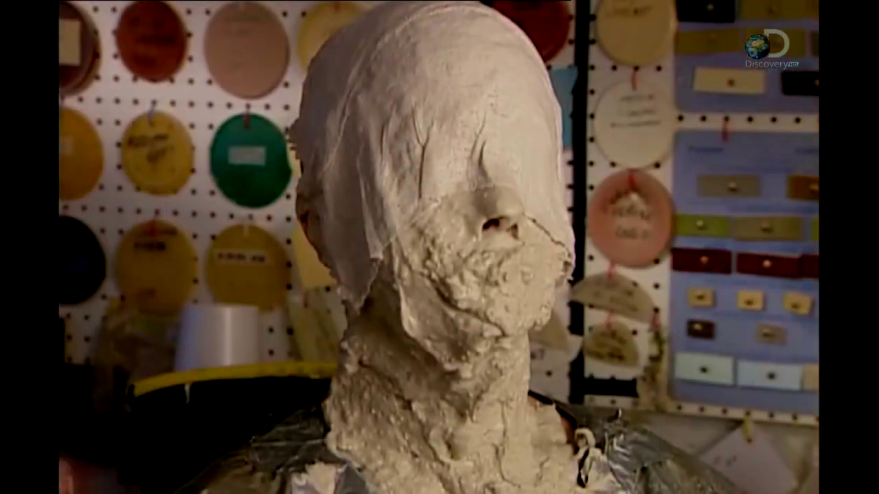 Couvrir le visage de l'alginate pour prise son empreinte .